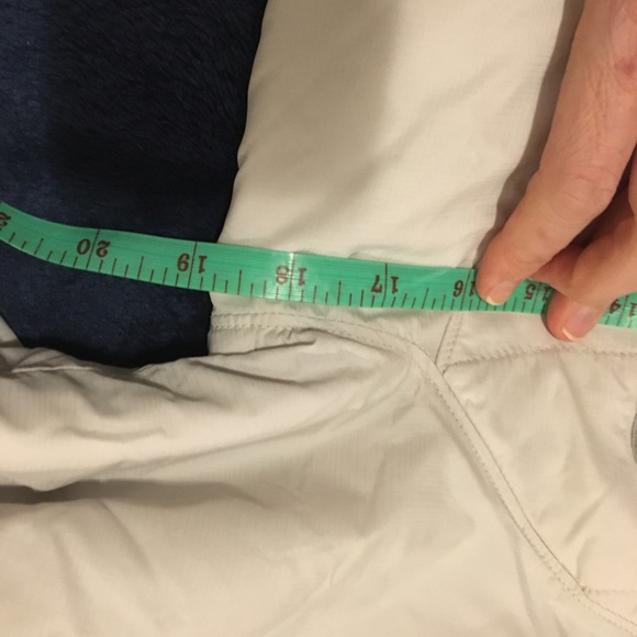 North face jacket. Light fill. - Picture 8 of 9